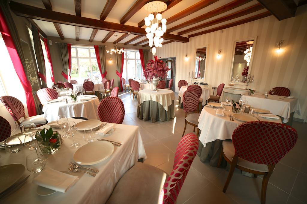 Hotel Restaurant Le Lion D'Or Saint-Hilaire-du-Harcouët Εξωτερικό φωτογραφία