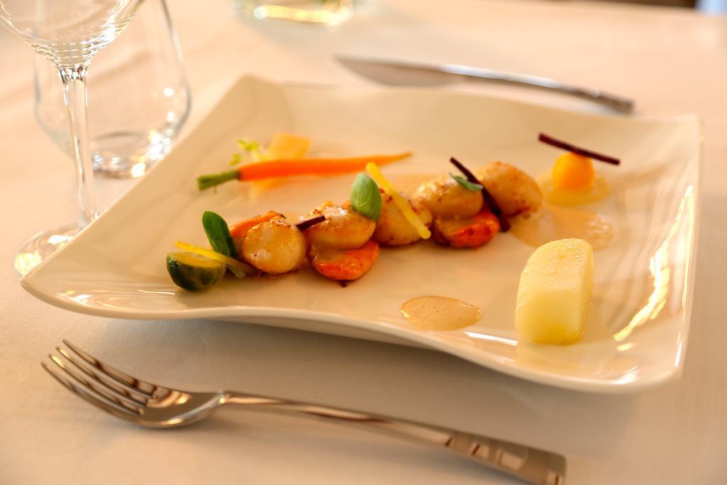 Hotel Restaurant Le Lion D'Or Saint-Hilaire-du-Harcouët Εξωτερικό φωτογραφία
