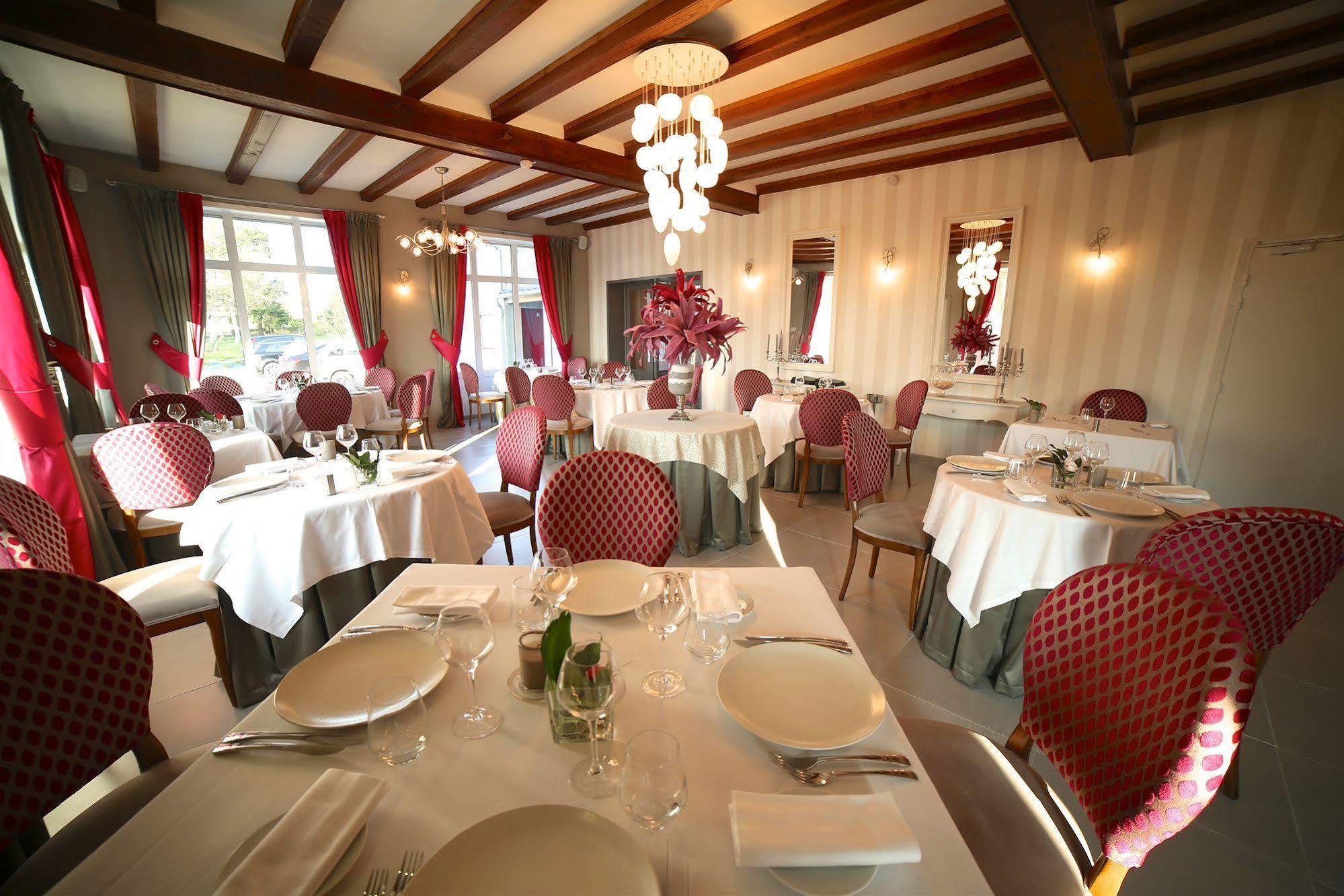 Hotel Restaurant Le Lion D'Or Saint-Hilaire-du-Harcouët Εξωτερικό φωτογραφία