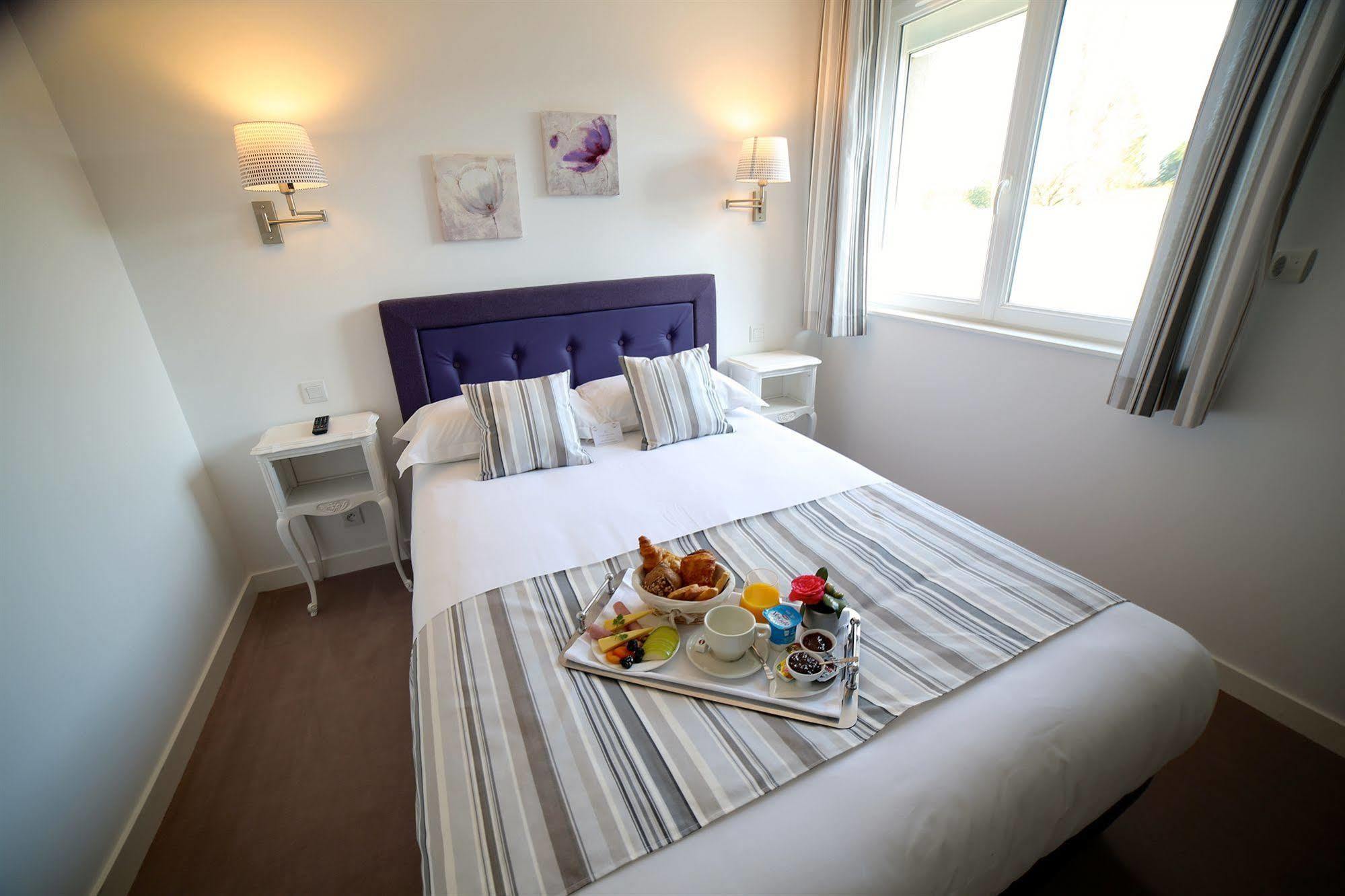 Hotel Restaurant Le Lion D'Or Saint-Hilaire-du-Harcouët Εξωτερικό φωτογραφία