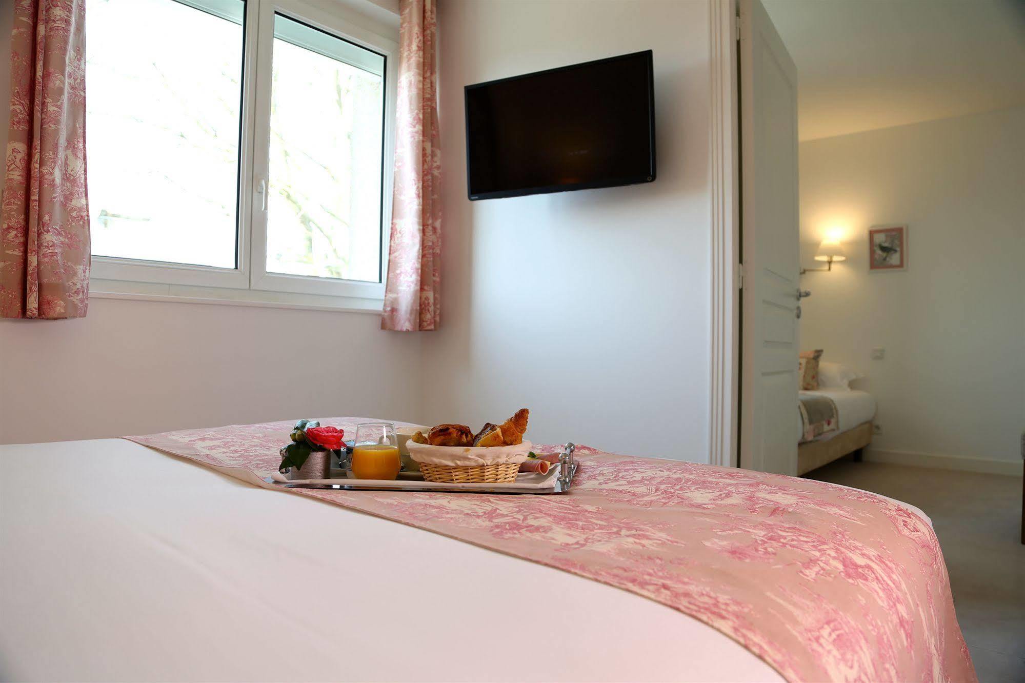 Hotel Restaurant Le Lion D'Or Saint-Hilaire-du-Harcouët Εξωτερικό φωτογραφία