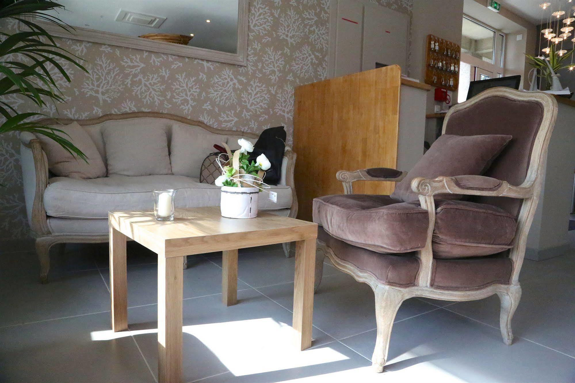 Hotel Restaurant Le Lion D'Or Saint-Hilaire-du-Harcouët Εξωτερικό φωτογραφία