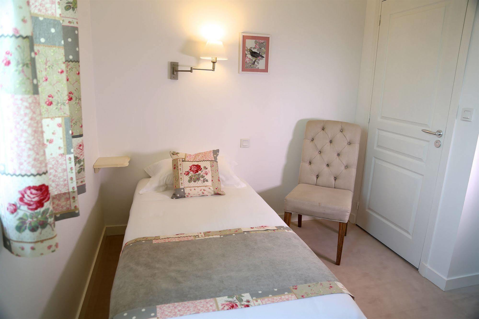 Hotel Restaurant Le Lion D'Or Saint-Hilaire-du-Harcouët Εξωτερικό φωτογραφία