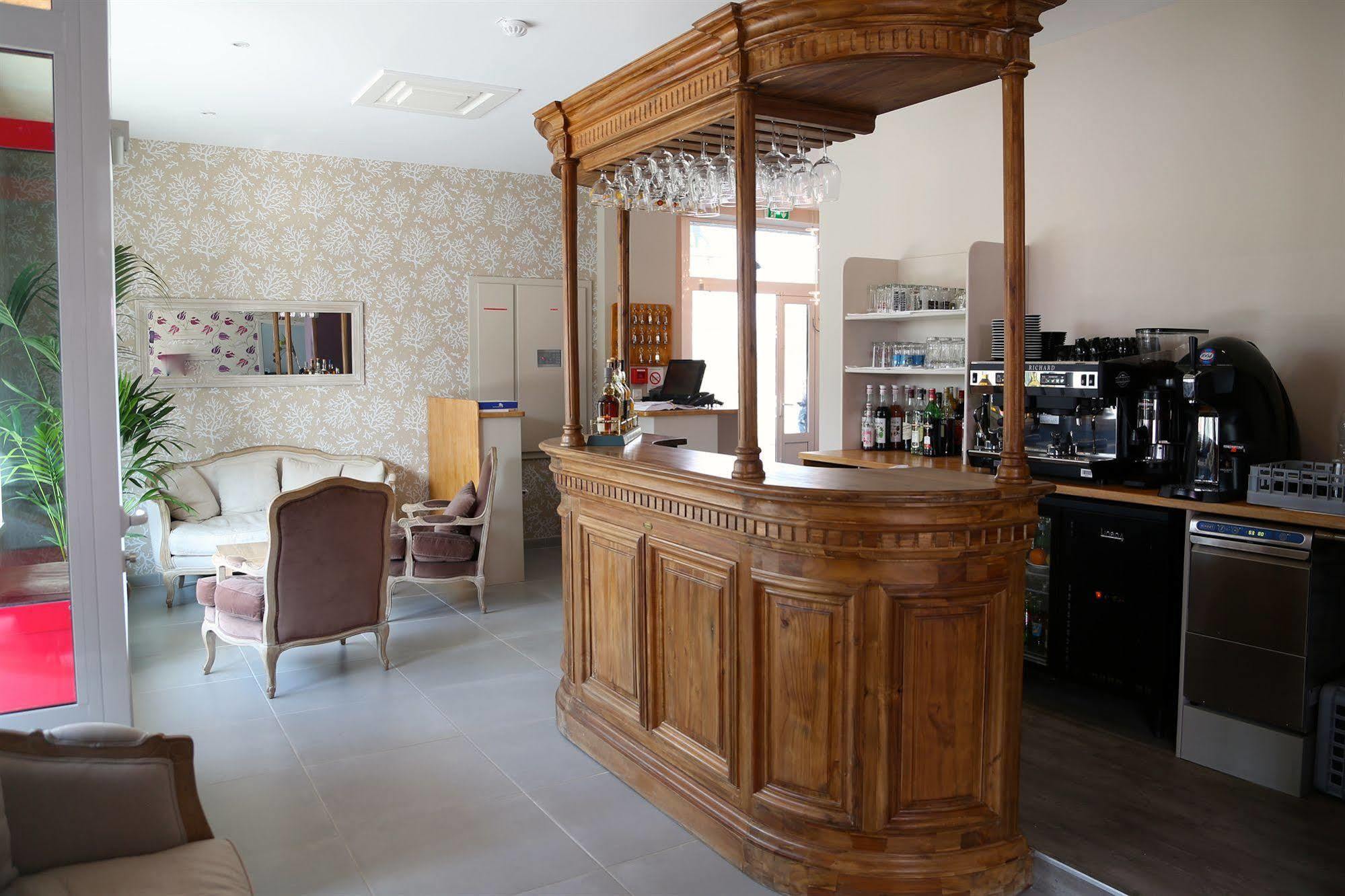 Hotel Restaurant Le Lion D'Or Saint-Hilaire-du-Harcouët Εξωτερικό φωτογραφία